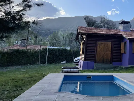 Cabaña Borgoña: vista panorámica con piscina, pérgola y churrasquera