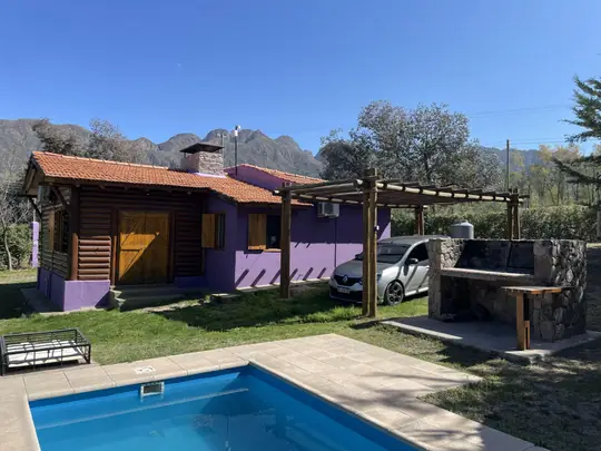 Cabaña Borgoña: piscina frente a la cabaña