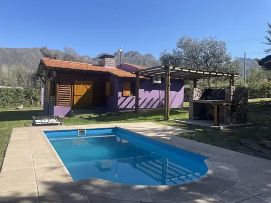 Cabaña Borgoña: piscina y cochera bajo la pérgola