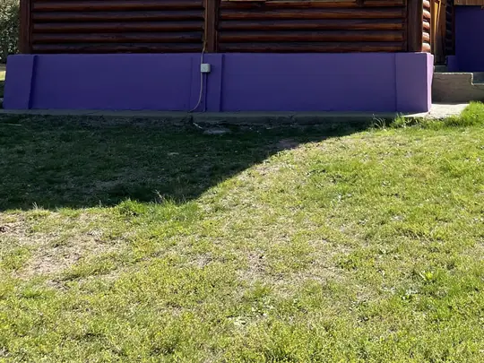 Cabaña Borgoña: pared de troncos con ventana y postigos