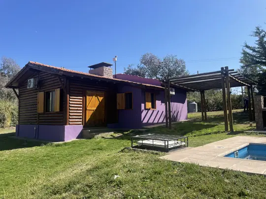 Cabaña Borgoña: vista lateral con la pérgola