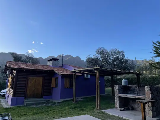 Cabaña Borgoña: pérgola y churrasquera de piedra