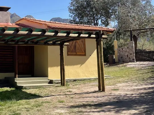 Cabaña Chenin: galería con pérgola de madera