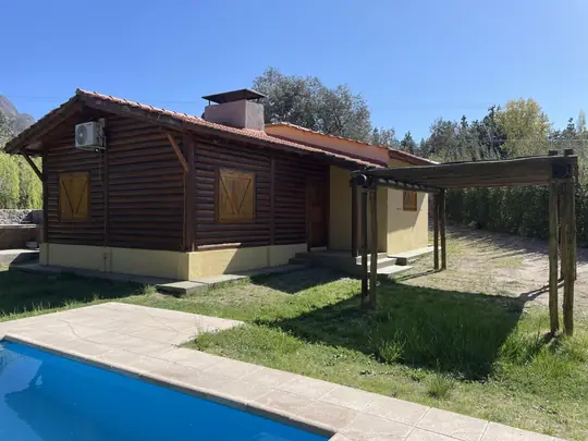 Cabaña Chenin: la cabaña desde el borde de la piscina