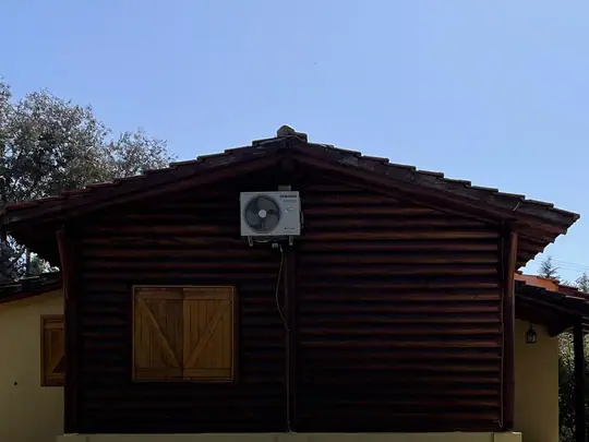 Cabaña Chenin: pared de troncos con ventana
