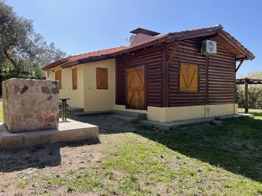 Cabaña Chenin: vista lateral con churrasquera de piedra