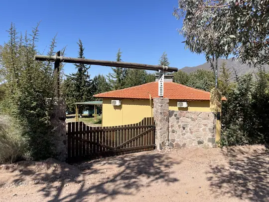 Cabaña Chenin: ingreso con tranquera