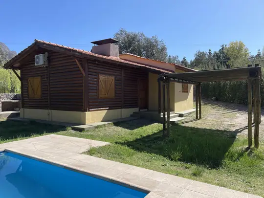 Cabaña Chenin con galería y su piscina