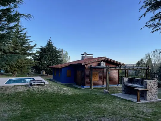 Cabaña Malbec: la cabaña entre pinos, con piscina y churrasquera