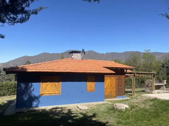 Cabaña Malbec: frente con postigos de madera