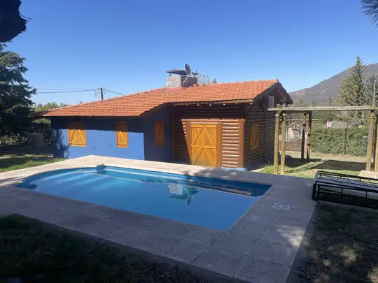 Cabaña Malbec: piscina con solárium frente a la cabaña