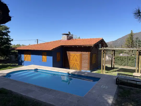 Cabaña Malbec: piscina, pérgola y fachada