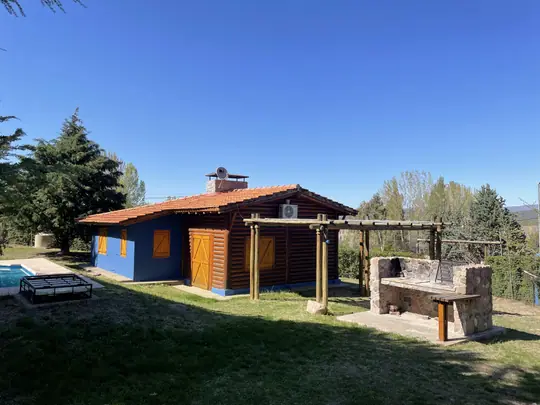Cabaña Malbec: pérgola y churrasquera de piedra