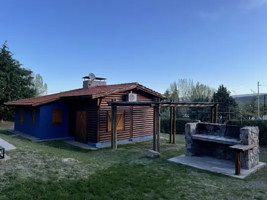 Cabaña Malbec con su churrasquera de piedra y mesa
