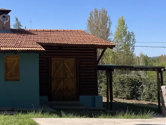 Cabaña Merlot: vista panorámica de la fachada con postigos de madera