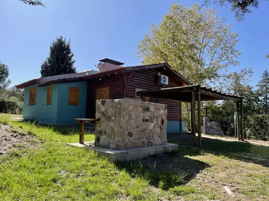 Cabaña Merlot: churrasquera de piedra y pérgola