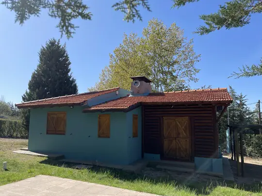 Cabaña Merlot: frente de la cabaña entre pinos