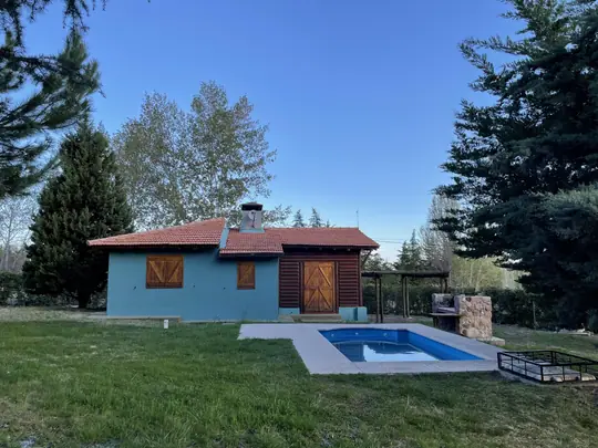 Cabaña Merlot: la cabaña con su piscina y la arboleda