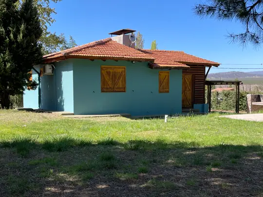 Cabaña Merlot con el césped y los árboles del predio
