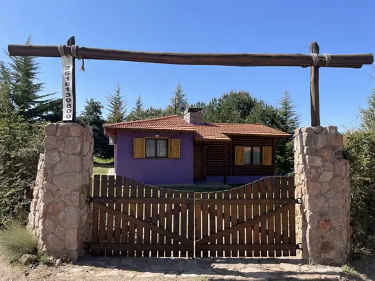 Ingreso individual con tranquera a la cabaña Borgoña