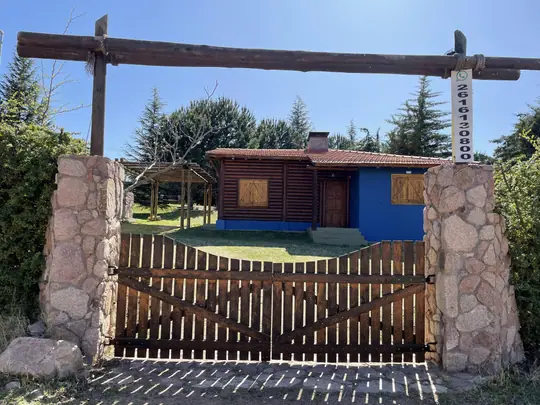 Ingreso individual con tranquera a la cabaña Malbec