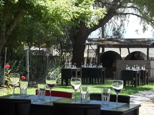 Mesas al aire libre del restaurante Los Hornos