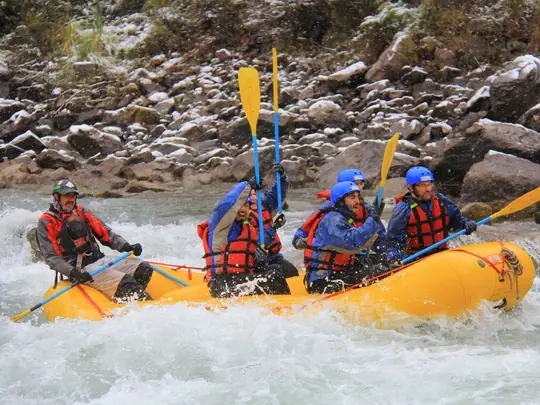 Bote de rafting con remeros en el río