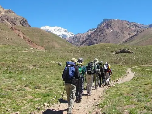 Grupo caminando por un sendero de montaña