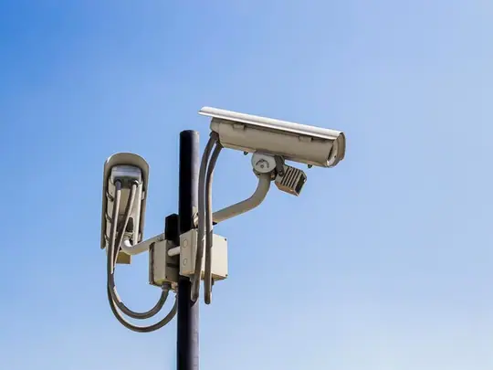 Cámaras de seguridad montadas en un poste