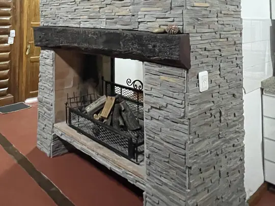 Chimenea a leña revestida en piedra