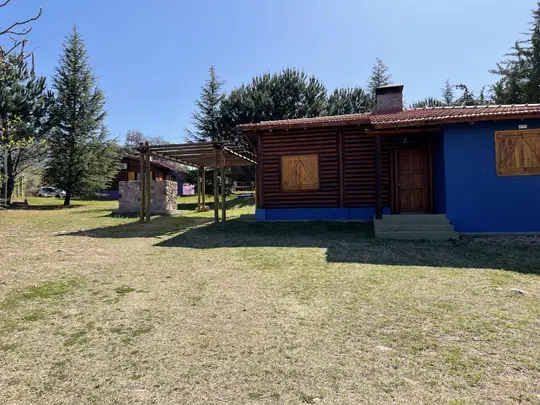 Espacio de césped junto a la cabaña Malbec