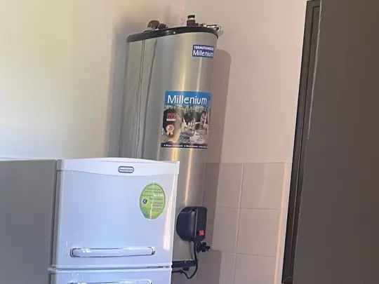 Termotanque eléctrico junto a la heladera