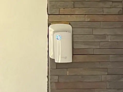 Router de wifi instalado en la pared de una cabaña