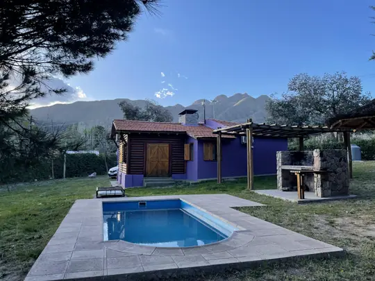 Cabaña Borgoña con piscina, pérgola y churrasquera