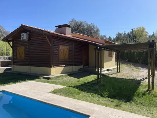 Cabaña Chenin de troncos, con la piscina en primer plano