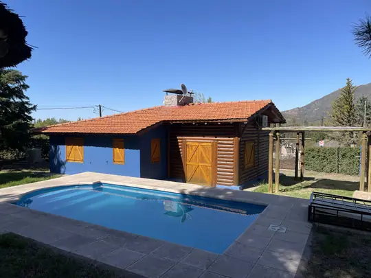 Cabaña Malbec con piscina y la montaña de fondo