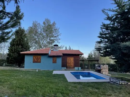 Cabaña Merlot rodeada de pinos, con su piscina